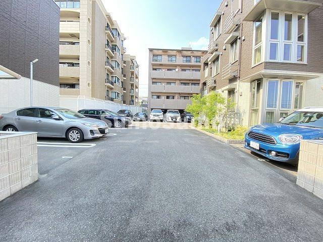 カルミエール　イツキⅠの駐車場