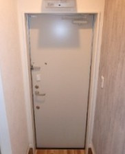 ガーデンヒルズ芝Eastの玄関