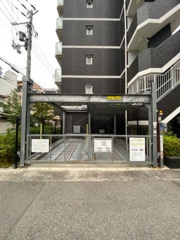 グランカリテ神戸WESTの駐車場