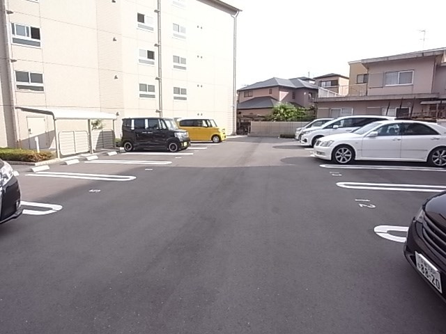 グラン　マーリエの駐車場