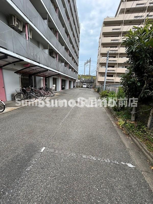 キューブ塚口（東塚口町1丁目）の駐車場