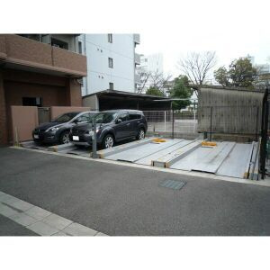 エス・キュート尼崎の駐車場