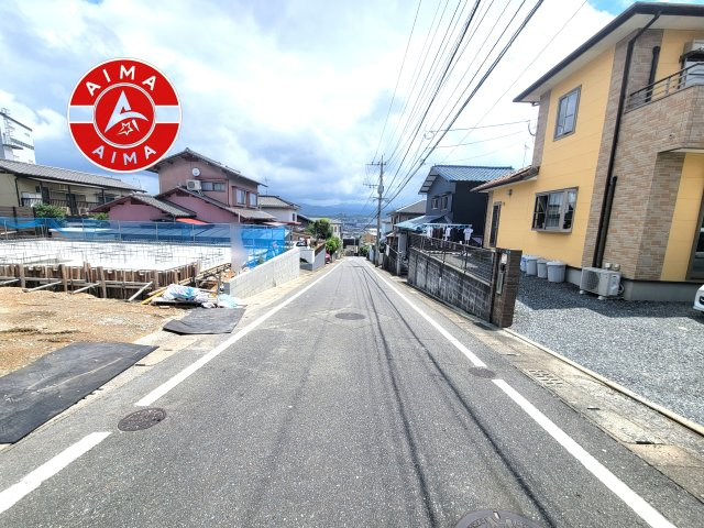 糟屋郡志免町別府東2丁目第3-1棟（1号棟）の前面道路含む現地写真|前面道路は閑静な住宅地をはしる車通りの少ない道路。お車の出し入れが苦手なママや小さなお子様にも安心ですね。しっかり舗装もされているので、ベビーカーや自転車で通っても快適に通行できます。