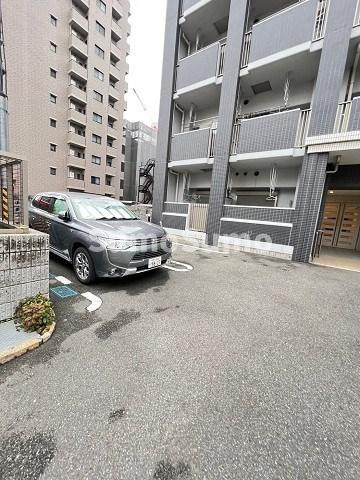 グランデ尼崎の駐車場|車をお持ちの方に嬉しい駐車場付きの物件です