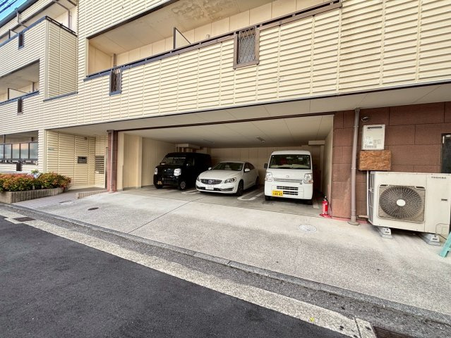 アルトピアーノの駐車場