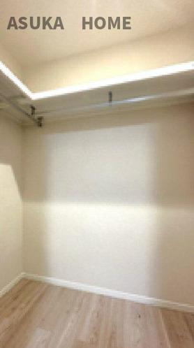 磯子センチュリーマンションの収納|ウオークインクローゼットです。家族みんなの衣服など収納できますね。