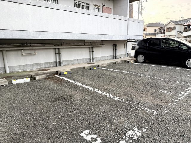 YKハイツ大久保の駐車場