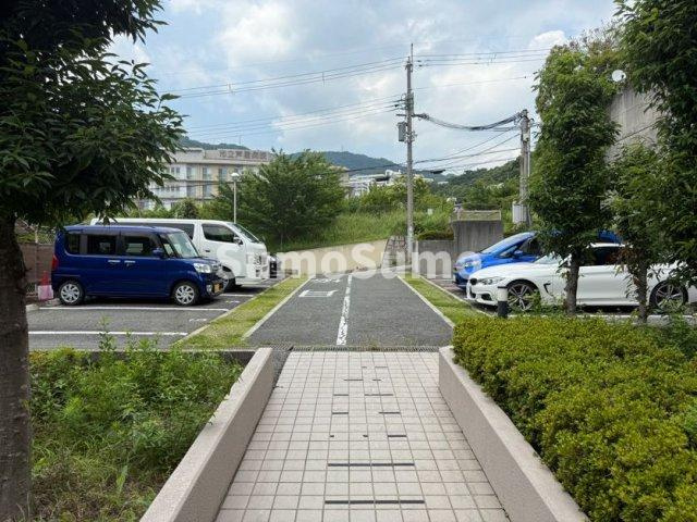 メルベーユ朝日ヶ丘の駐車場