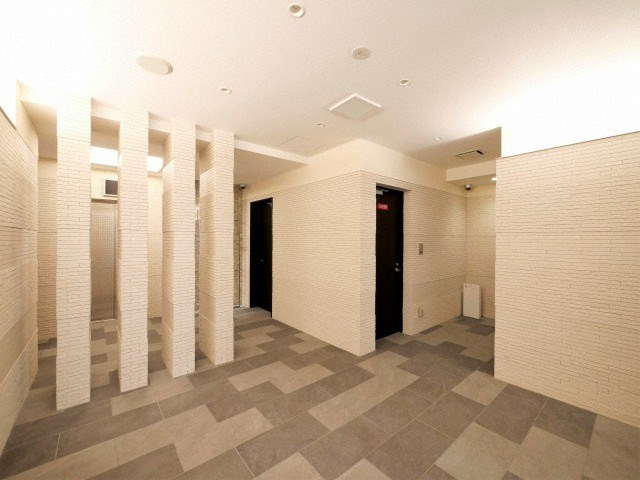 ラヴィータ難波元町のロビー|ゆとりのあるロビーです
