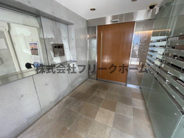 武蔵野市境１丁目の賃貸マンションのエントランス