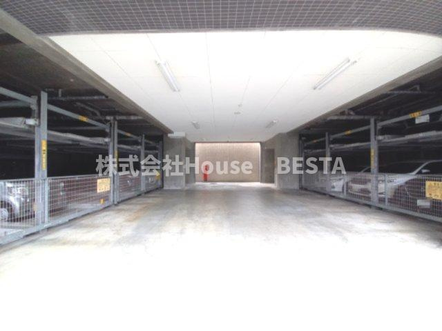 プレジール三ノ宮Ⅲの駐車場