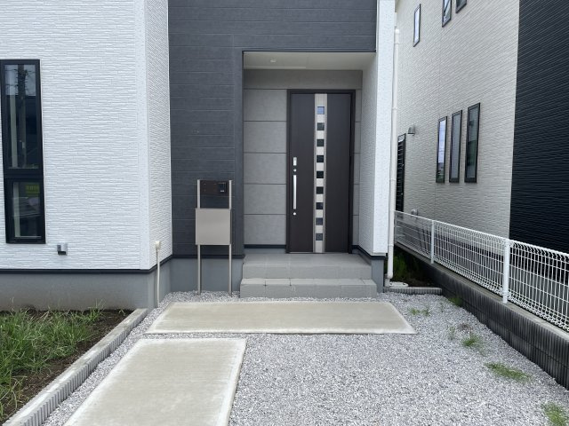 新築戸建・新築建売　大泉町第16寄木戸　西小学校・西中学校の玄関