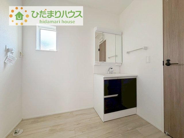 【独立洗面台】 | 我孫子市東我孫子1丁目第1期　新築戸建　1号棟 | 三面鏡の大きな鏡は憧れます(^^♪
鏡の後ろは収納となっていて、細かいものでも収納できるのでスッキリと整理できます！