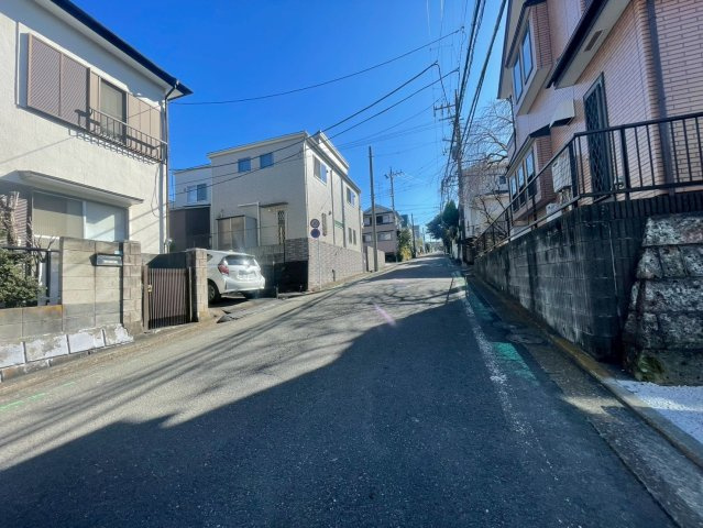 横浜市保土ヶ谷区権太坂1丁目 新築戸建て【仲介手数料無料】の前面道路含む現地写真
