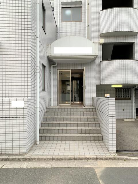 グリュック新町のエントランス| 