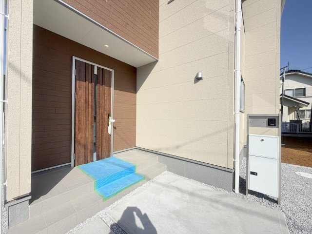 吉川市上内川　新築戸建　全2棟　1号棟のエントランス|不在時に便利な宅配BOX完備