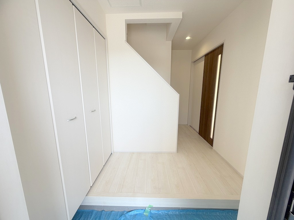 吉川市上内川　新築戸建　全2棟　2号棟の玄関|玄関を開けて見える光景です