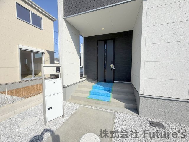 吉川市上内川　新築戸建　全2棟　2号棟のエントランス|不在時に便利な宅配BOXあり