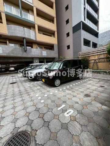 グランフォーレ西新の駐車場|カースペースがあります