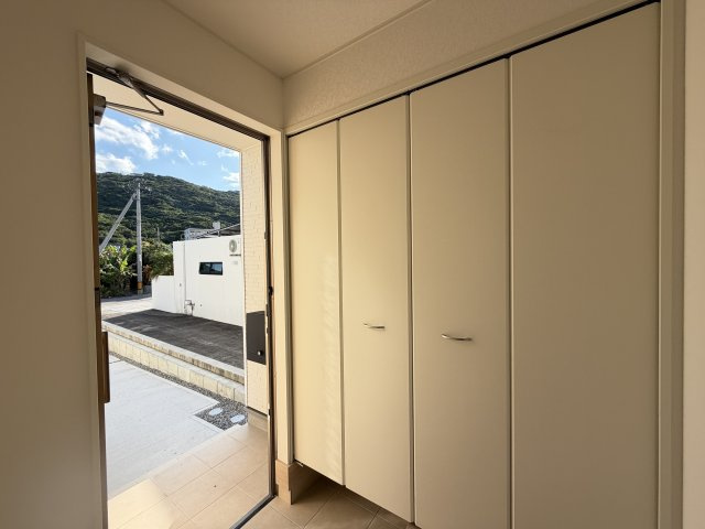南城市佐敷佐敷　第1（全3棟）1号棟の玄関|1号棟　十分な収納付き玄関♪