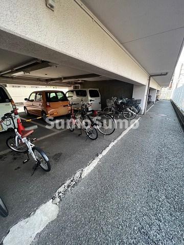 サリュー塚口の駐車場