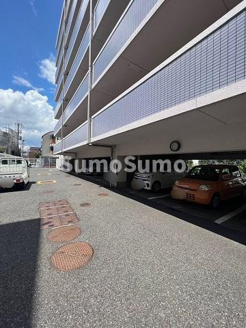 サリュー塚口の駐車場