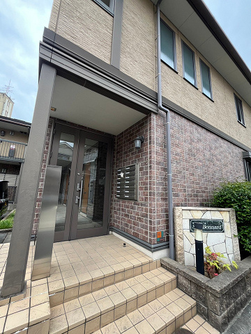 サン・ボナールのエントランス|清潔なエントランスです