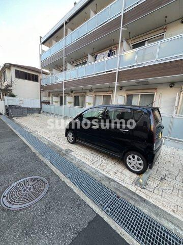リブリ・ファイン塚口町の駐車場|車をお持ちの方に嬉しい駐車場付きの物件です