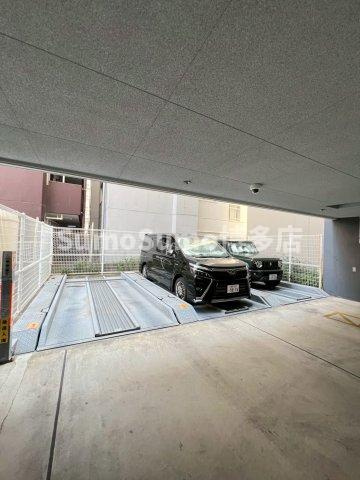 クレスティアステージア天神の駐車場