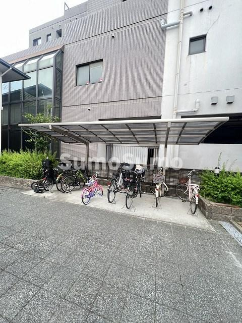 リバーパークコートの駐車場