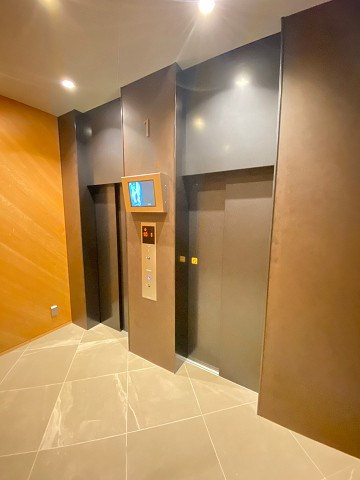 ジオエント西宮北口のその他共用部分|忙しい朝に嬉しいエレベーター2基。