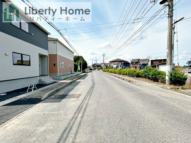 土浦市神立東第5　新築戸建　2号棟の前面道路含む現地写真