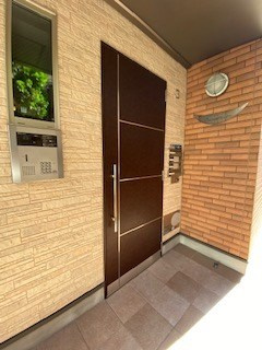 クレセント本山中町のエントランス