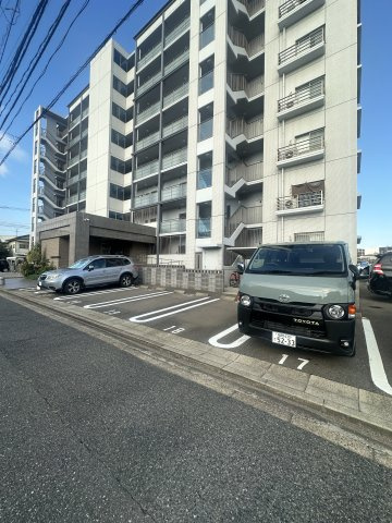 グローヴ・ガーデンEの駐車場