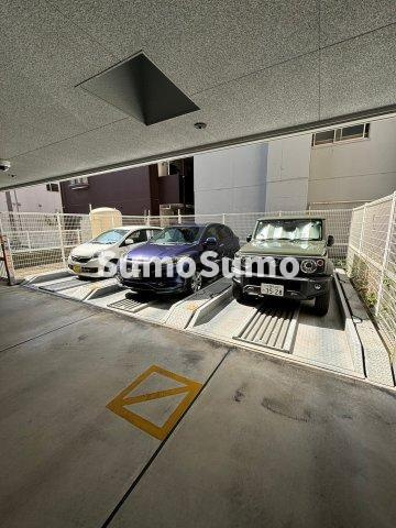 クレスティアステージア天神の駐車場