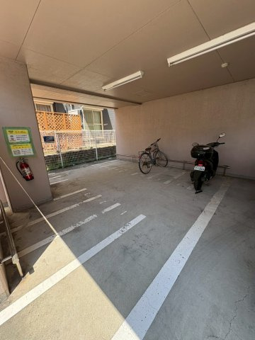 リバーサイド樫の木の駐車場
