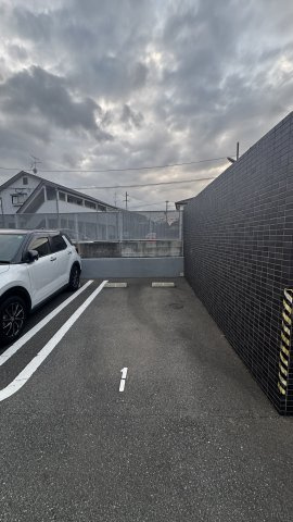 クレオン七隈の駐車場