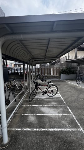 クレオン七隈の駐車場
