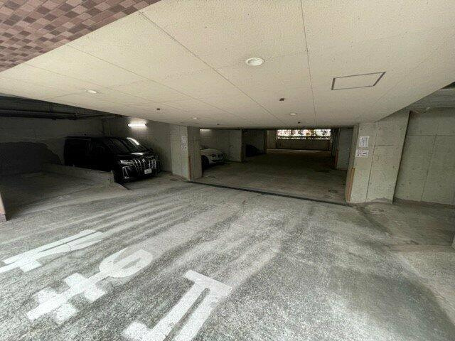 クレッセント目黒青葉台の駐車場| 