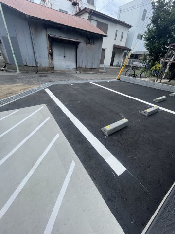 ルミナス尼崎の駐車場