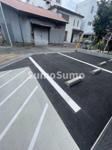 ルミナス尼崎の駐車場
