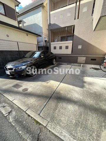 ジーナス甲子園口の駐車場