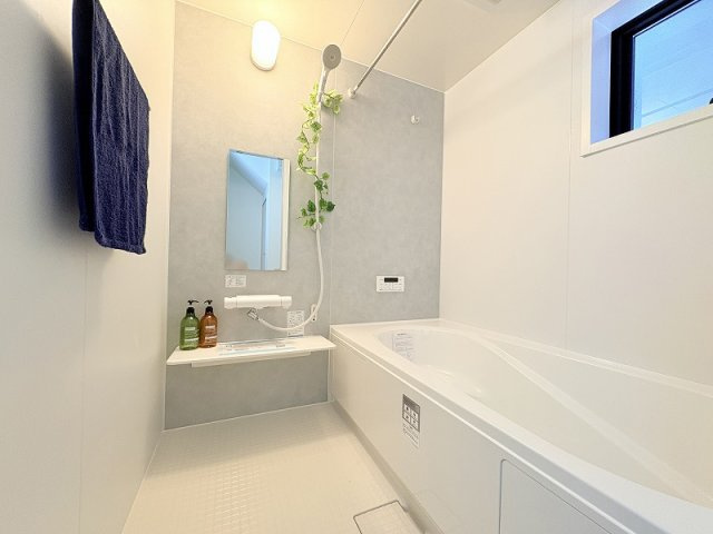 【浴室】 | 新座市栗原1丁目　新築一戸建住宅　全1棟　(保谷店) | 1日の疲れを癒す広々としたバスルーム。浴室乾燥機が備わり、防カビ対策や雨の日のお洗濯にも活躍いたします。