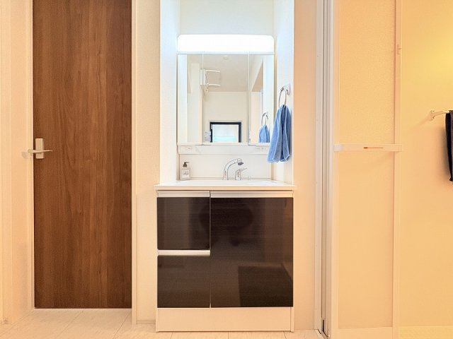 【独立洗面台】 | 新座市栗原1丁目　新築一戸建住宅　全1棟　(保谷店) | 洗面台には大きく見やすい三面鏡が付いているので、身支度がスムーズに行えます。