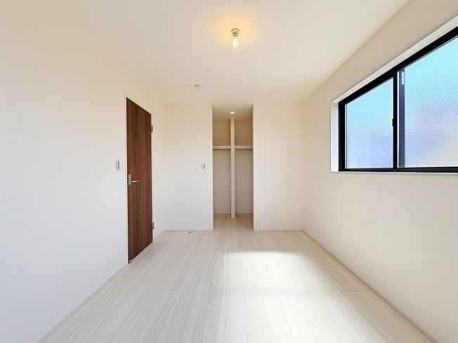 【寝室】 | 新座市栗原1丁目　新築一戸建住宅　全1棟　(保谷店) | 3階6.0帖/衣類や趣味用品の収納に便利なウォークインクローゼット付き。