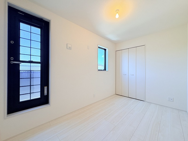 【洋室】 | 新座市栗原1丁目　新築一戸建住宅　全1棟　(保谷店) | 3階5.0帖/さまざまな家具を取り入れやすいナチュラルな内装。