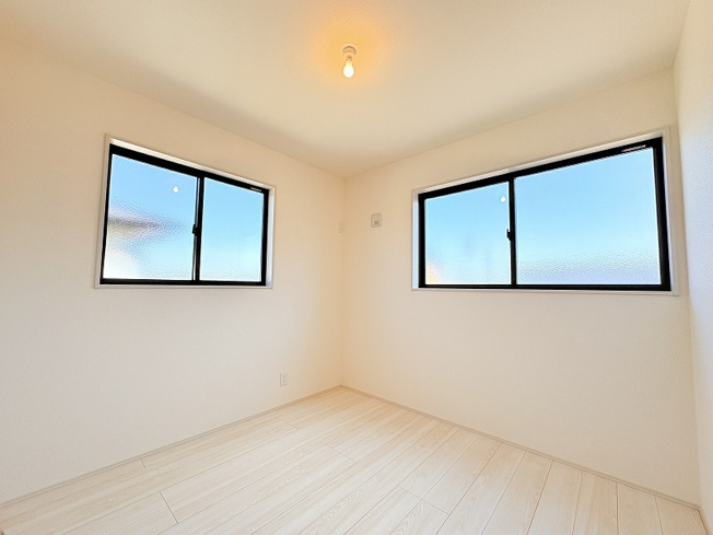 【子供部屋】 | 新座市栗原1丁目　新築一戸建住宅　全1棟　(保谷店) | 3階4.5帖/2面採光につき暖かな陽射しが差し込みます。