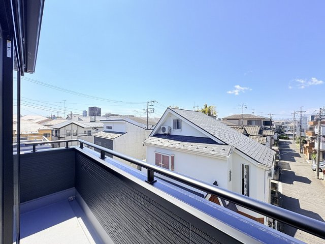 【バルコニー】 | 新座市栗原1丁目　新築一戸建住宅　全1棟　(保谷店) | 2居室から出入りできお洗濯に便利なバルコニー。