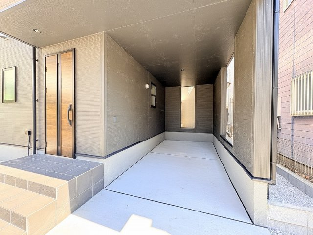 【駐車場】 | 新座市栗原1丁目　新築一戸建住宅　全1棟　(保谷店) | 雨の日も傘を差さずに車の乗り降りができ便利。