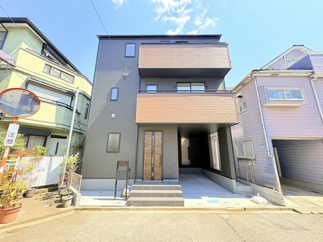【外観】 | 新座市栗原1丁目　新築一戸建住宅　全1棟　(保谷店) | 2026年4月撮影/自然に囲れた住宅街で始める新生活。閑静な住宅地に佇む3階建て4LDKの住まい。